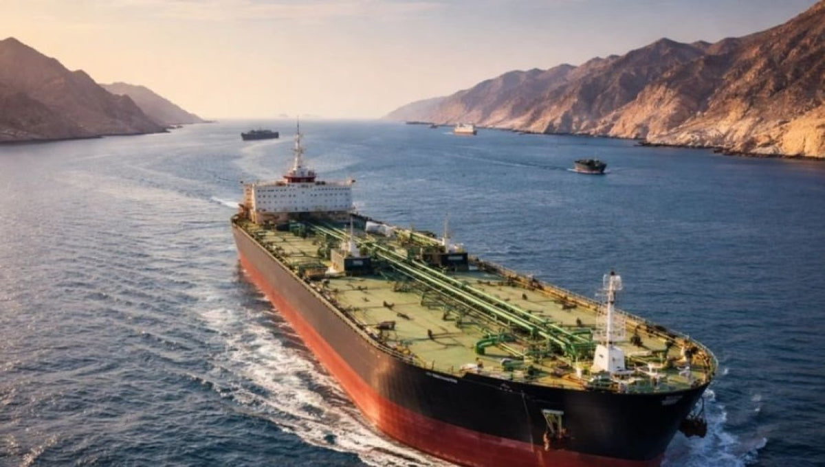 Oil tanker transiting a narrow maritime channel. Illustrative image; photo via Radios Regionales.