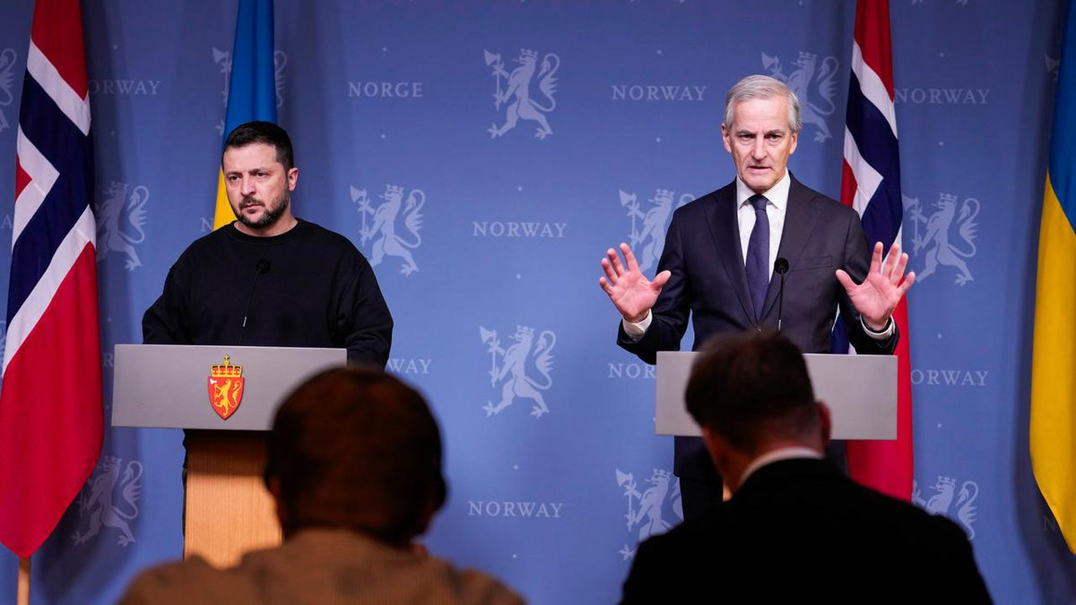Ukrainian President Volodymyr Zelenskyy speaking at a press conference in Oslo with Norwegian flags and backdrop; illustrative photo for the Ukraine security talks. Photo source: Deutschlandfunk.