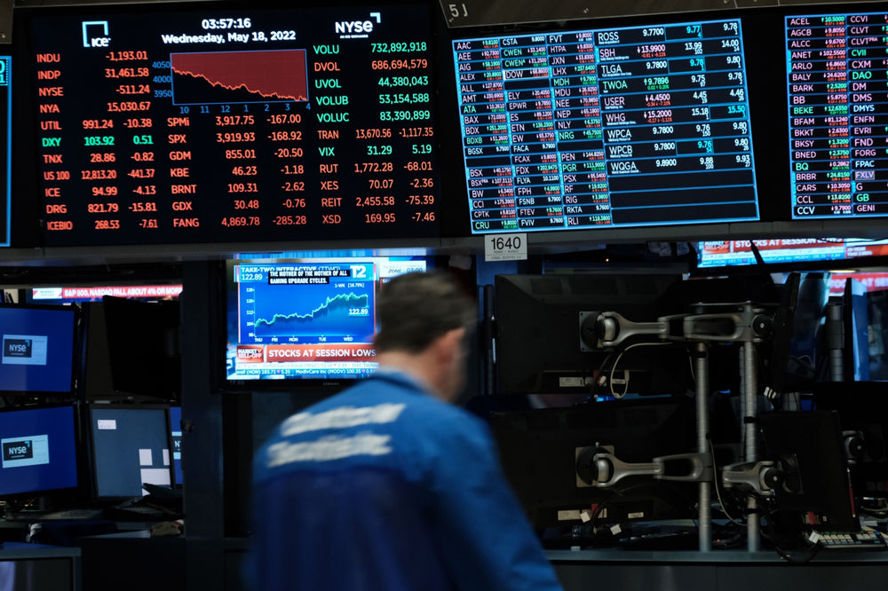 Trading-floor market data screens at the New York Stock Exchange. Photo via Bloomberg Línea.
