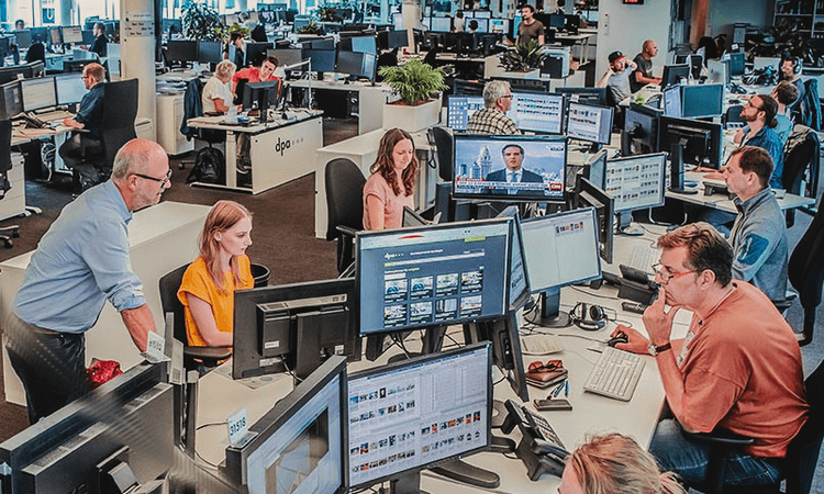 Journalists and editors working in the Deutsche Presse-Agentur newsroom. Photo: dpa / The Trust Project.