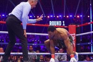 British boxing icon says Anthony Joshua’s punch resistance is gone: “The wind blows and your legs go”