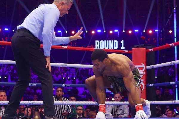 British boxing icon says Anthony Joshua’s punch resistance is gone: “The wind blows and your legs go”